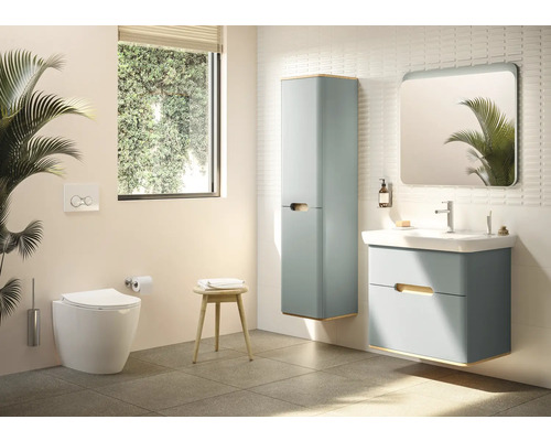 Badezimmer mit Toilette, Waschtisch, Spiegel und Hochschrank