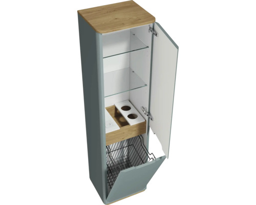 Offener Badschrank mit Regalen und Wäschekorb