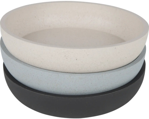 Drei Pflanzuntersetzer aus Beton gestapelt