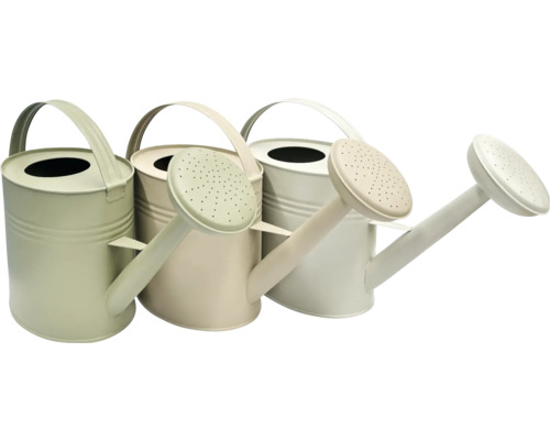 Drei Gießkannen für den Garten