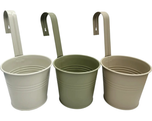 Drei Hängeblumentöpfe aus Metall