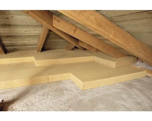 Dachboden mit Holzbalken und Dämmplatten