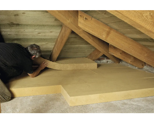 Dachbodenisolierung mit Holzkonstruktion und Dämmplatten