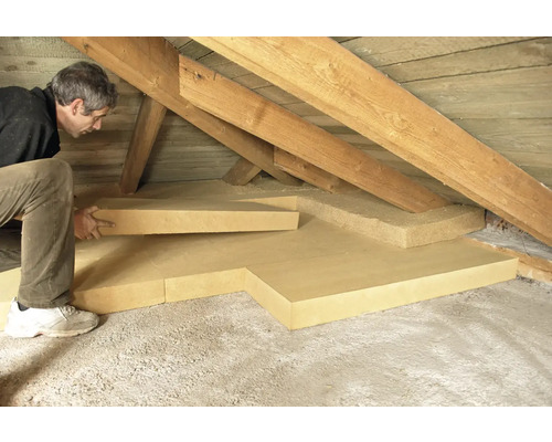 Dachbodenisolierung mit Mineralwolleplatten zwischen Holzbalken