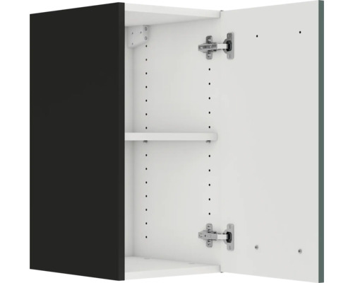 Offener Badezimmerschrank mit einem Einlegeboden