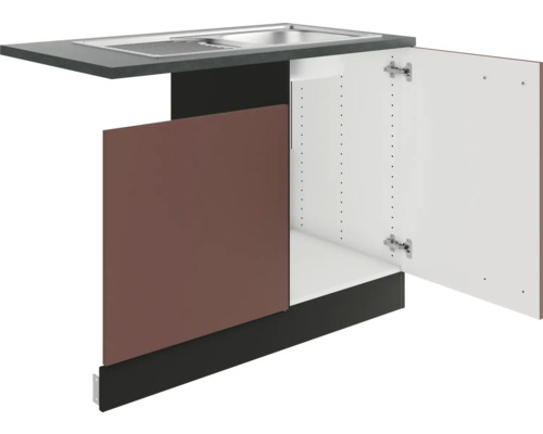 Küchenspüle mit Unterschrank und offener Tür