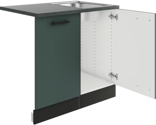 Küchenspüle mit geöffneter Schranktür