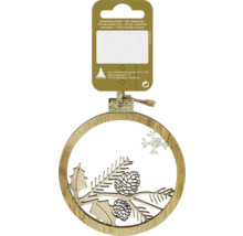 Hölzerner Weihnachtsschmuck mit Tannenzapfen, Tannenzweig, Stechpalmenblättern und Schneeflocke