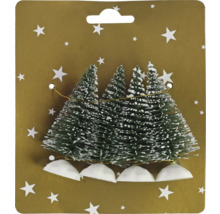 Dekorative Miniatur Weihnachtsbäume auf Goldkarton