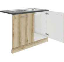 Küchenspüle mit Unterschrank und geöffneter Tür