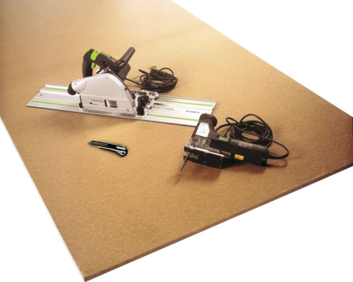 Kreissäge, Stichsäge und Universalmesser auf einer Holzplatte