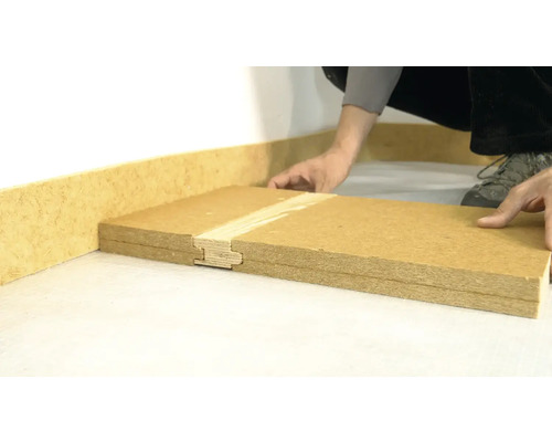 Verlegung von Holzfaserplatten zur Wanddämmung