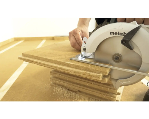Metabo Kreissäge schneidet Holzfaserplatten