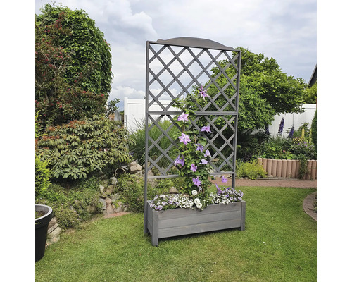 Holzblumenkasten mit Rankgitter im Garten