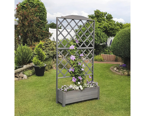 Kletterhilfe mit Blumenkasten auf einer Rasenfläche im Garten