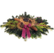 Weihnachtsgesteck mit Tannenzweigen, Zapfen und Schleife