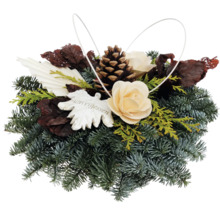 Gesteck mit Zapfen und Rosen als Grabschmuck
