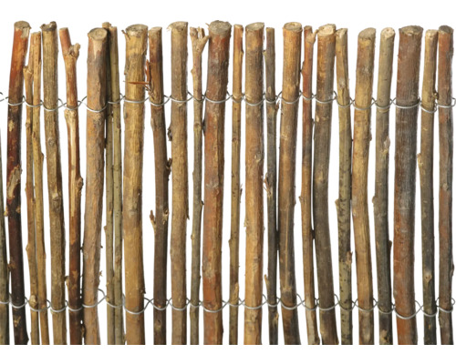 Zaun aus naturbelassenen Haselnusszweigen