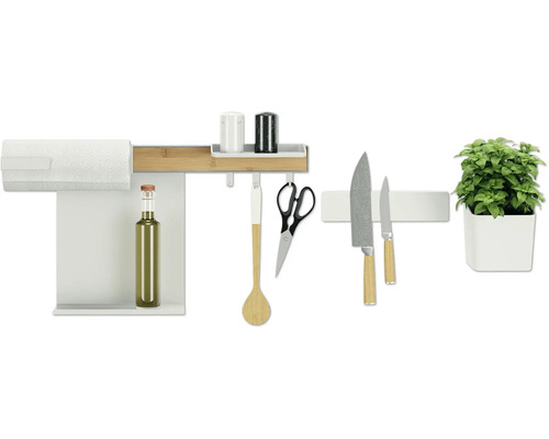 Küchenutensilien und Dekoration an einer Küchenreling