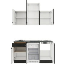 Miniküche mit Oberschränken, Spüle und Kühlschrank
