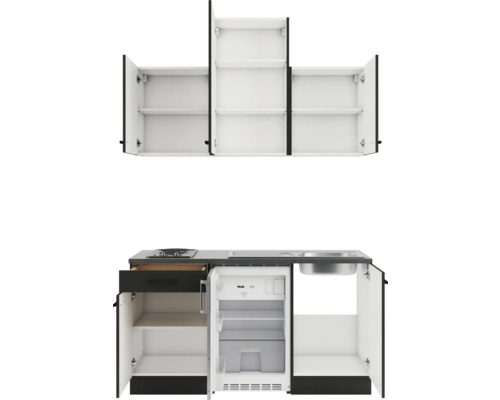 Miniküche mit Oberschränken, Spüle und Kühlschrank