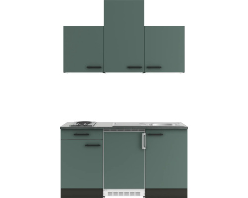 Küchenzeile mit Spüle, Kochfeld, Kühlschrank und Hängeschränken