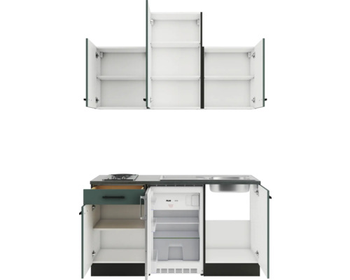 Kompakte Pantryküche mit Oberschränken, Spüle, Kochfeld und Kühlschrank