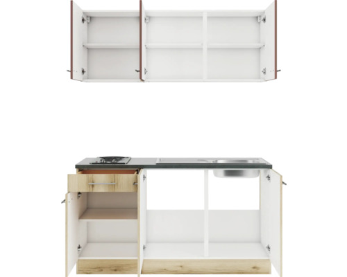 Küchenzeile mit Hängeschränken, Spüle und Kochfeld