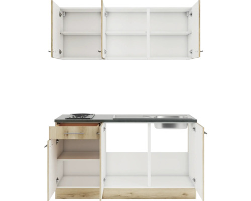 Küchenzeile mit Hängeschränken, Kochfeld und Spüle