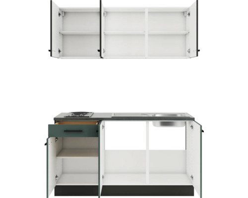 Küchenzeile mit Hängeschränken, Spüle und Kochfeld