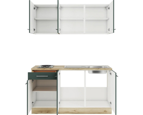 Küchenzeile mit Hängeschränken, Spüle und Kochfeld