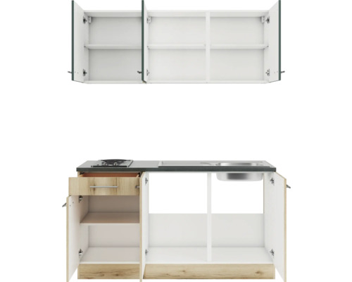 Küchenzeile mit Spüle, Kochfeld, Schublade und offenen Schränken