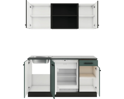 Küchenzeile mit Spüle, Kühlschrank und Hängeschrank zur Aufbewahrung von Küchenutensilien