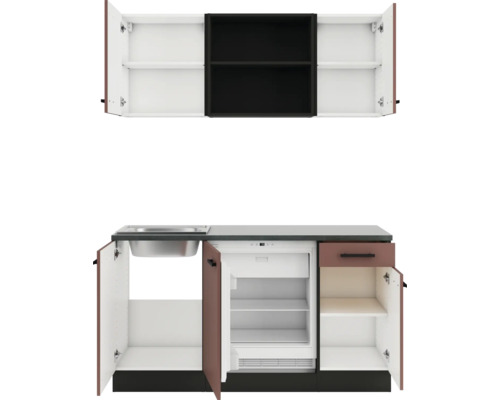 Küchenzeile mit Spüle, Kühlschrank und Hängeschränken