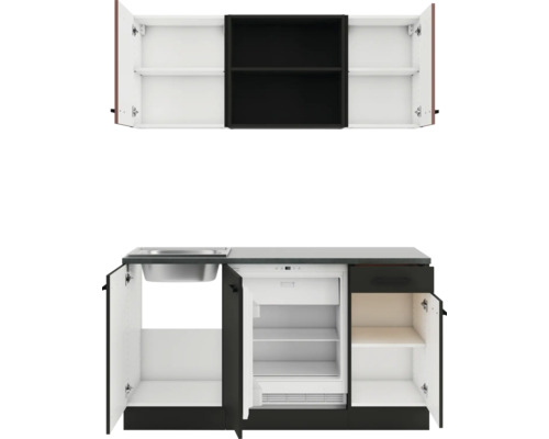 Kompakte Küche mit Spüle, Kühlschrank und mehreren Schränken zur Aufbewahrung