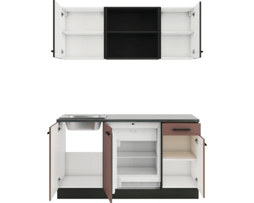 Küchenzeile mit Spüle, Kühlschrank und Hängeschränken