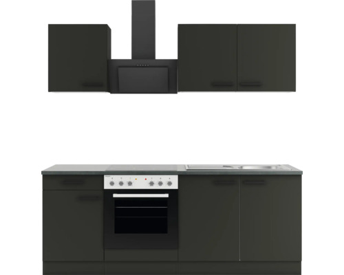 Küchenzeile mit Hängeschränken, Dunstabzugshaube, Herd und Spüle