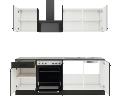 Küchenzeile mit Hängeschränken, Dunstabzugshaube, Herd und Spüle.