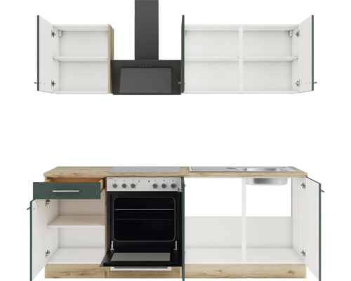 Küchenzeile mit Hängeschränken, Dunstabzugshaube, Herd, Spüle und Unterschränken