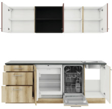 Küchenzeile mit Spüle, Geschirrspüler, Kühlschrank, Schubladen und Hängeschränken
