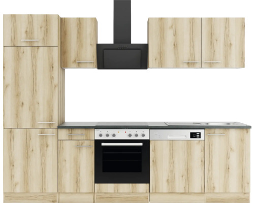 Komplette Küche mit Hängeschränken, Dunstabzugshaube, Herd und Spüle.