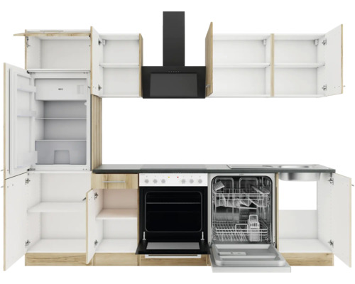 Komplette Küche mit Geräten wie Kühlschrank, Herd, Dunstabzugshaube und Geschirrspüler.