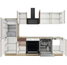 Küchenzeile mit Kühlschrank, Herd, Spülmaschine und Dunstabzugshaube