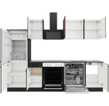 Küchenzeile mit Kühlschrank, Spülmaschine, Herd, Dunstabzugshaube und Hängeschränken