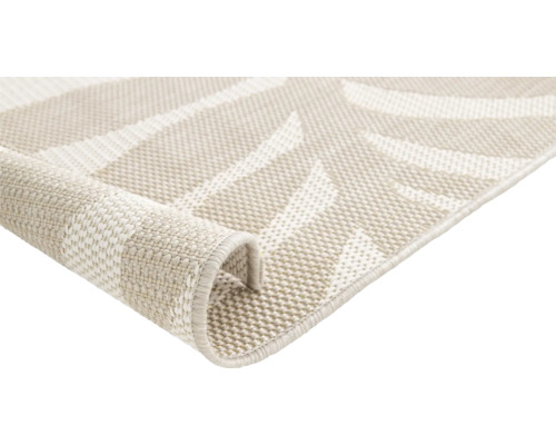 Detailansicht eines hellen Teppichs mit geometrischem Muster