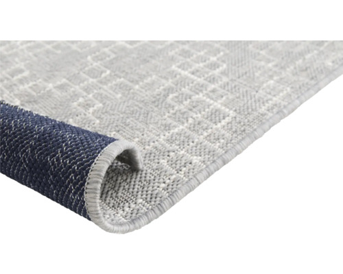 Detailansicht eines grauen Teppichs mit geometrischem Muster