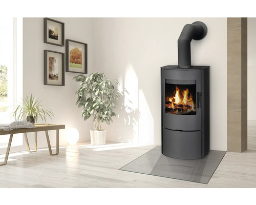 Kaminofen mit Glasbodenplatte in einem hellen Wohnraum.