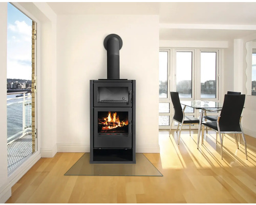 Holzofen im hellen Wohnzimmer mit Essbereich