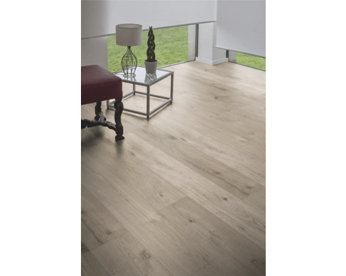 Heller Holzboden in einem Wohnraum mit Tisch und Stuhl.