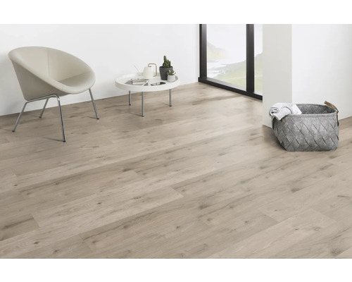 Heller Wohnraum mit Laminatboden, Stuhl und Korb